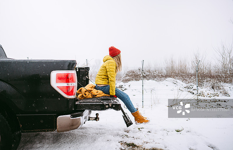在冬季公路旅行中的年轻女人图片素材
