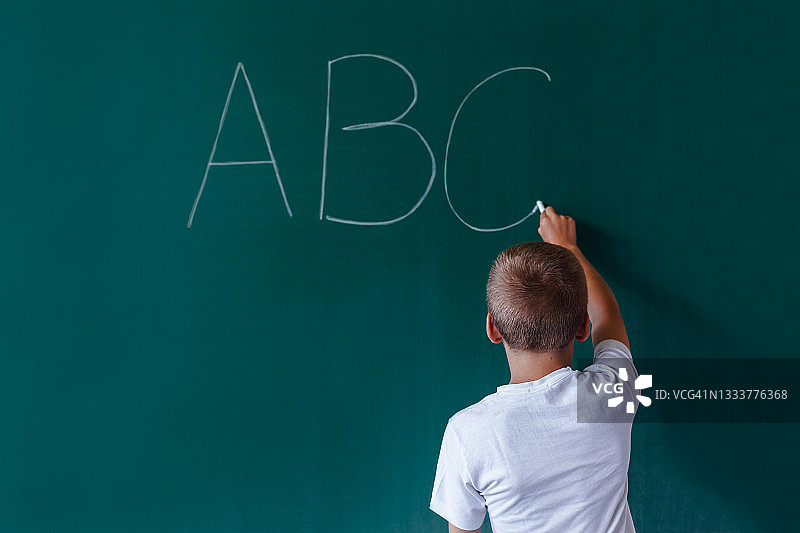 在学校的儿童图片素材