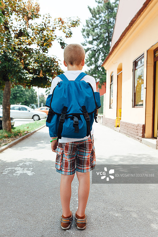 男孩去上学图片素材