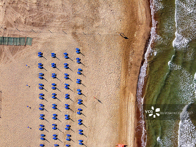 飞行中俯瞰海滩图片素材