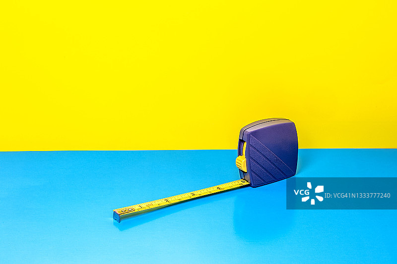 黄色和蓝色背景上的卷尺静物图片素材