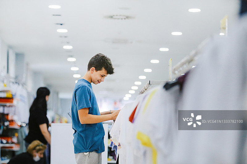 青少年在购物中心购买衣服图片素材