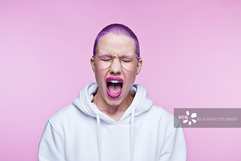 生气的紫色短发年轻女人图片素材