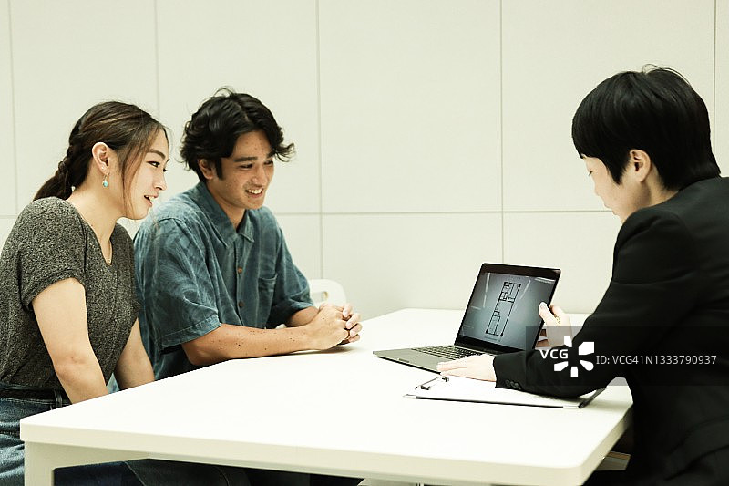 房产中介与顾客图片素材