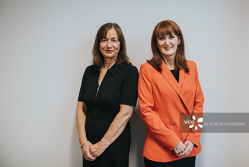 两位职业女商人肖像图片素材