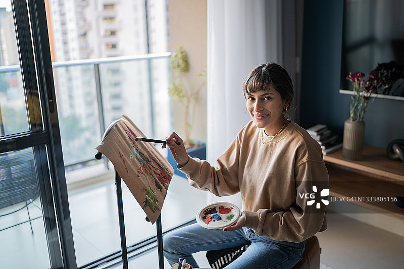 在家中画布上绘画的女人 портрет图片素材