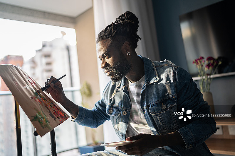男子在家在帆布上绘画图片素材