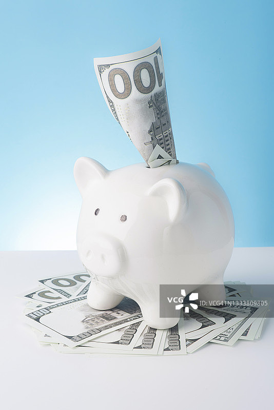 储蓄罐和钱币图片素材