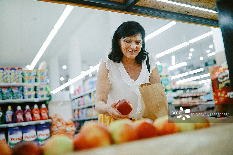年长的女人在大型超市购物图片素材