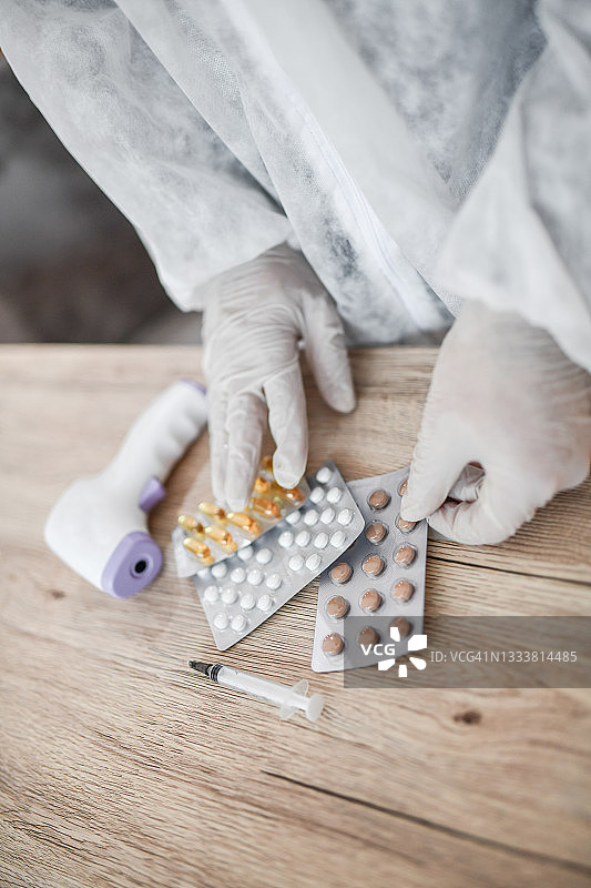 医疗保健工作者比较治疗新冠肺炎的不同方法图片素材