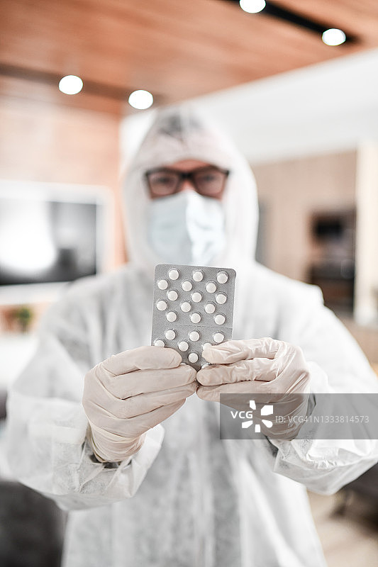 现代医务人员展示治疗新冠的药丸图片素材