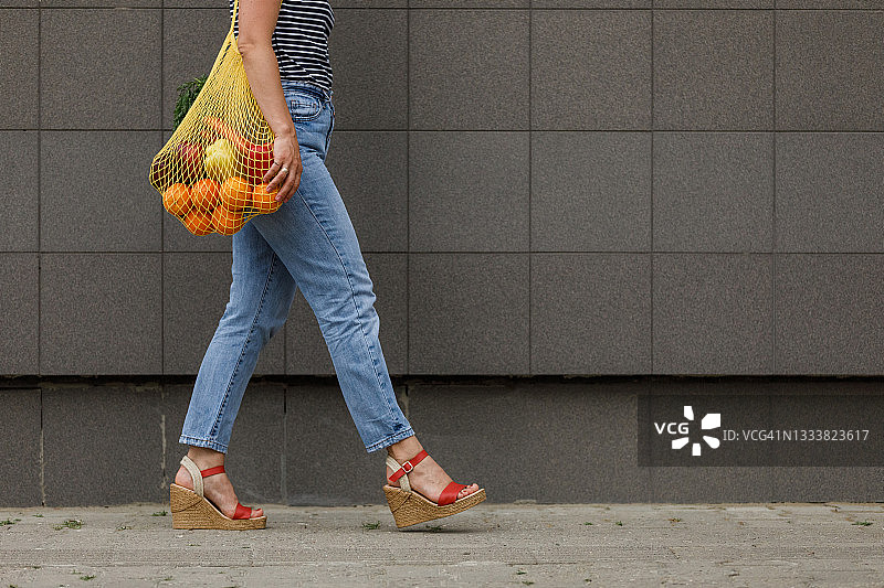 带着农贸市场农产品回家的女人图片素材