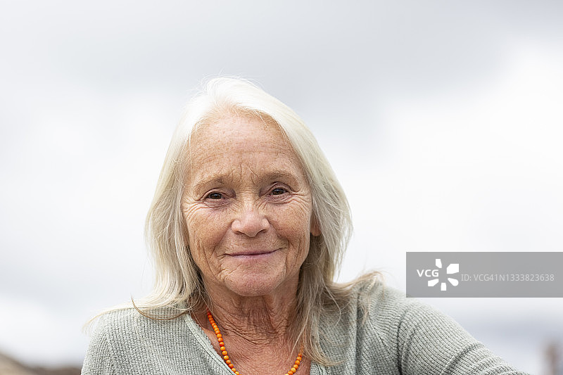 快乐现代年长女人户外肖像图片素材