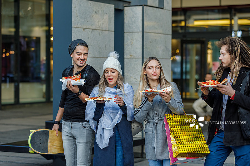 年轻男人和他们可爱的女朋友喜欢旅行和探索新目的地图片素材