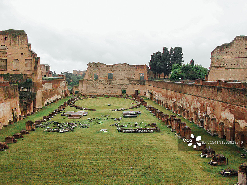 罗马帕拉蒂尼山遗址上的绿色草地图片素材