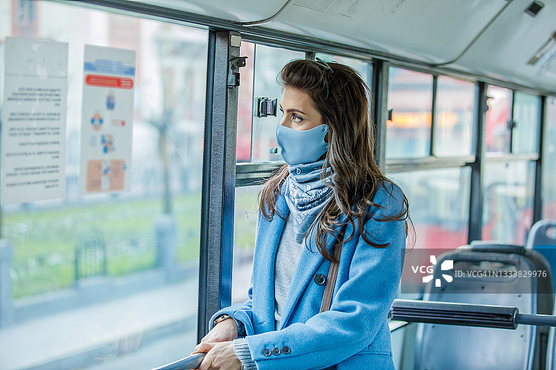 疫情期间乘坐公共交通工具的年轻女子肖像图片素材