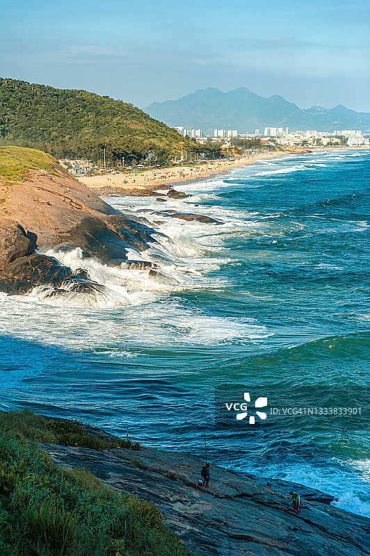 Macumba海滩附近岩石上的波浪图片素材