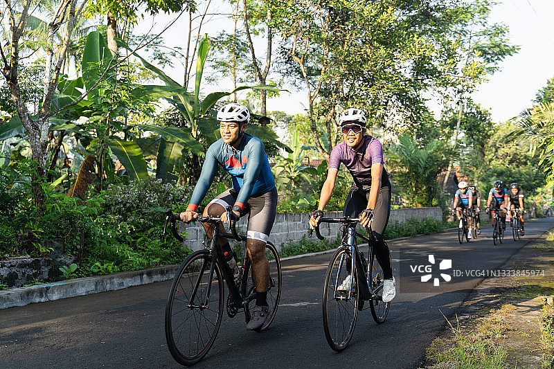 骑自行车的年轻人图片素材