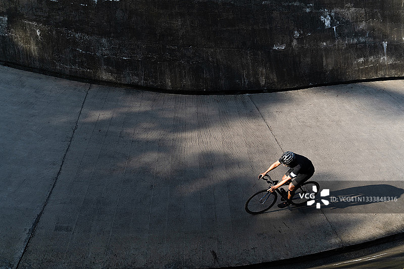 独自骑自行车的男子图片素材
