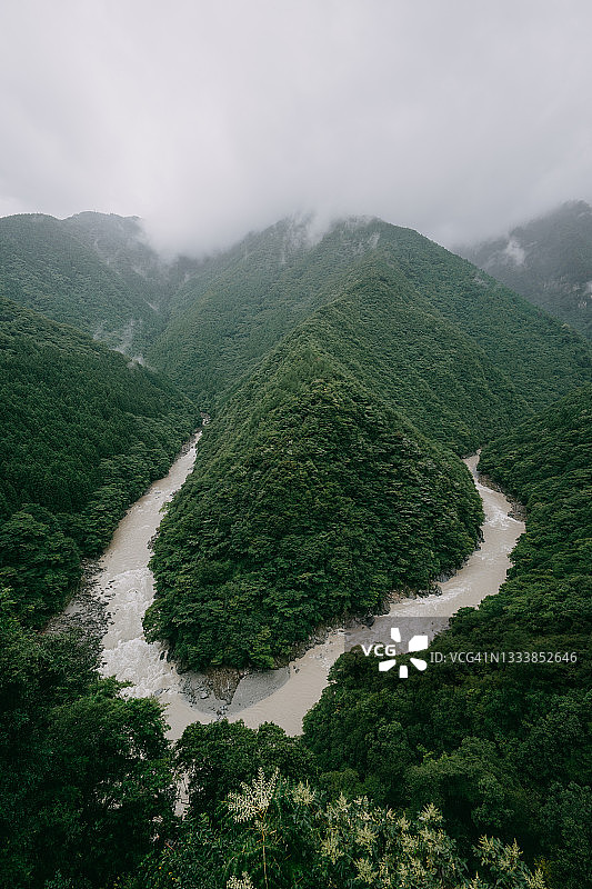 日本四国岛祖谷山区的蜿蜒河流图片素材