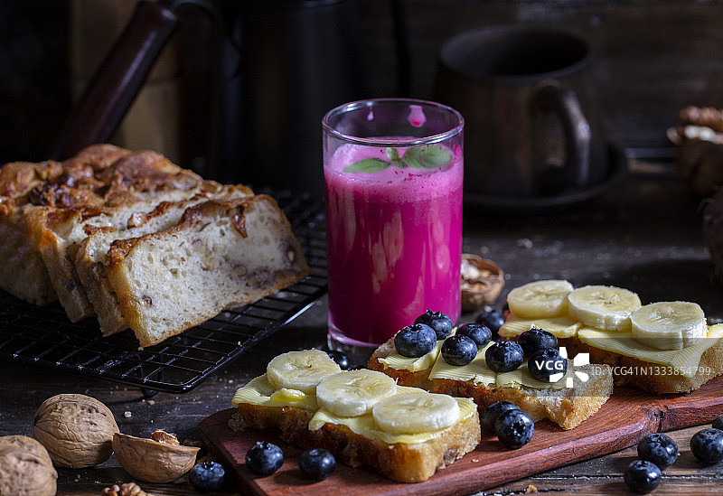 舒适放松的时刻：核桃吐司配黄油和浆果、甜菜冰沙图片素材