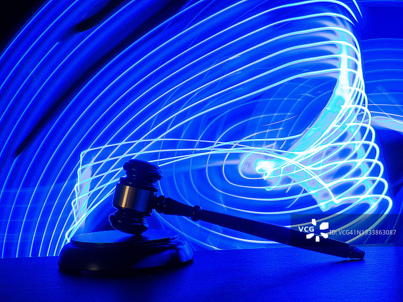 法官法槌和现代模糊背景图片素材