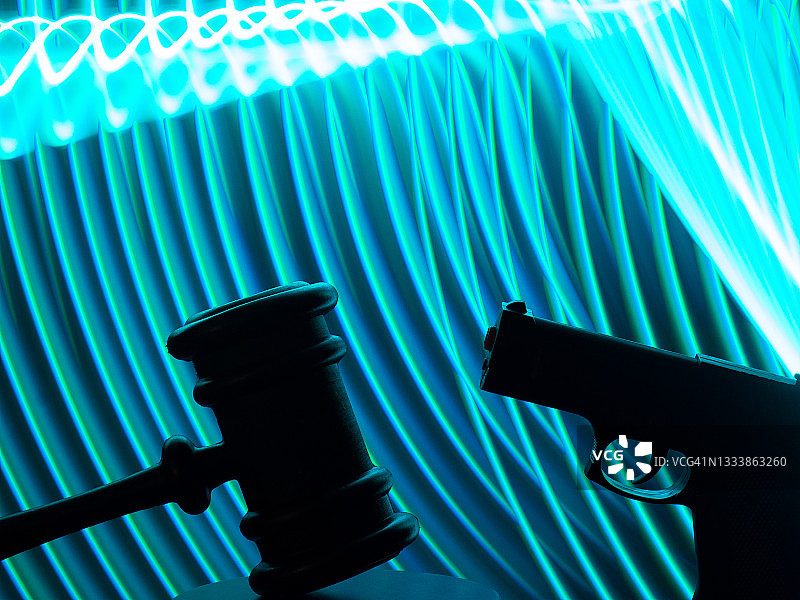 枪支与法官槌剪影，背景为蓝色曲线图片素材