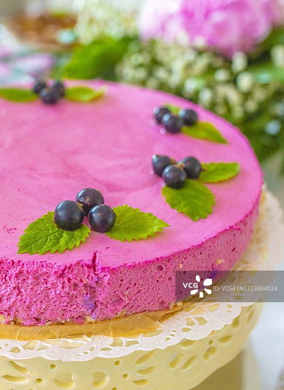 自制黑加仑奶酪蛋糕配鲜花图片素材