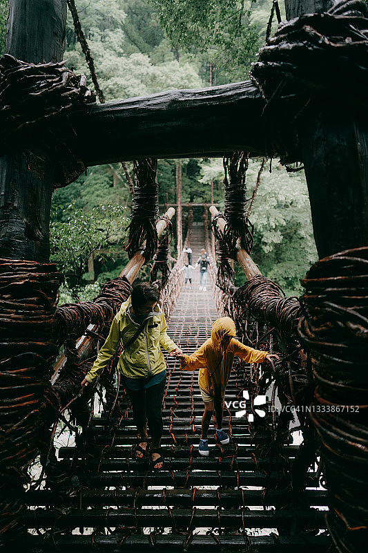 母女穿过日本祖谷蔓桥图片素材