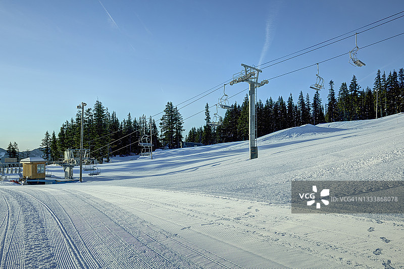 胡德山附近被白雪覆盖的滑雪区图片素材
