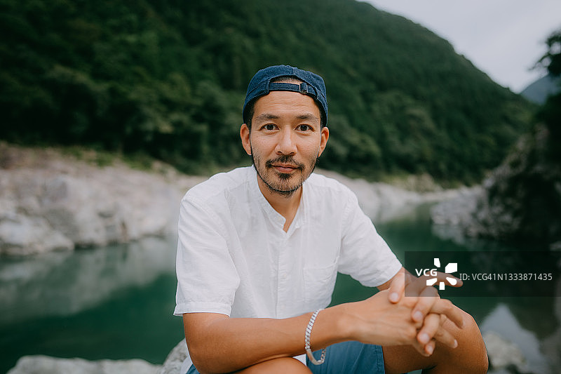 日本男人在户外看着镜头图片素材