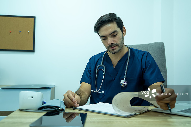 医生检查医疗文件图片素材