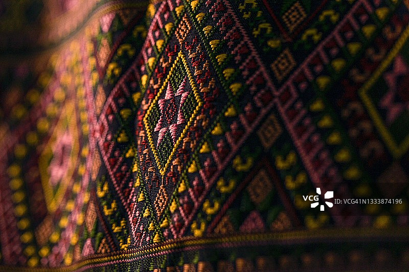 泰国乡村的传统丝绸编织工艺图片素材