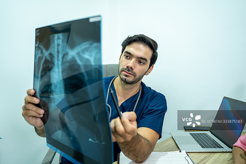 医生检查病人胸部X光片图片素材