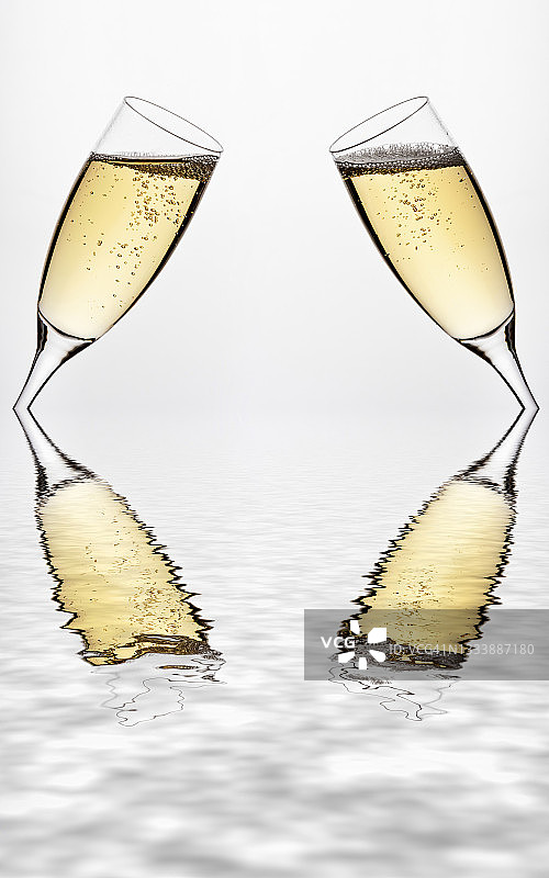 吐司与两杯香槟的水面反射图片素材