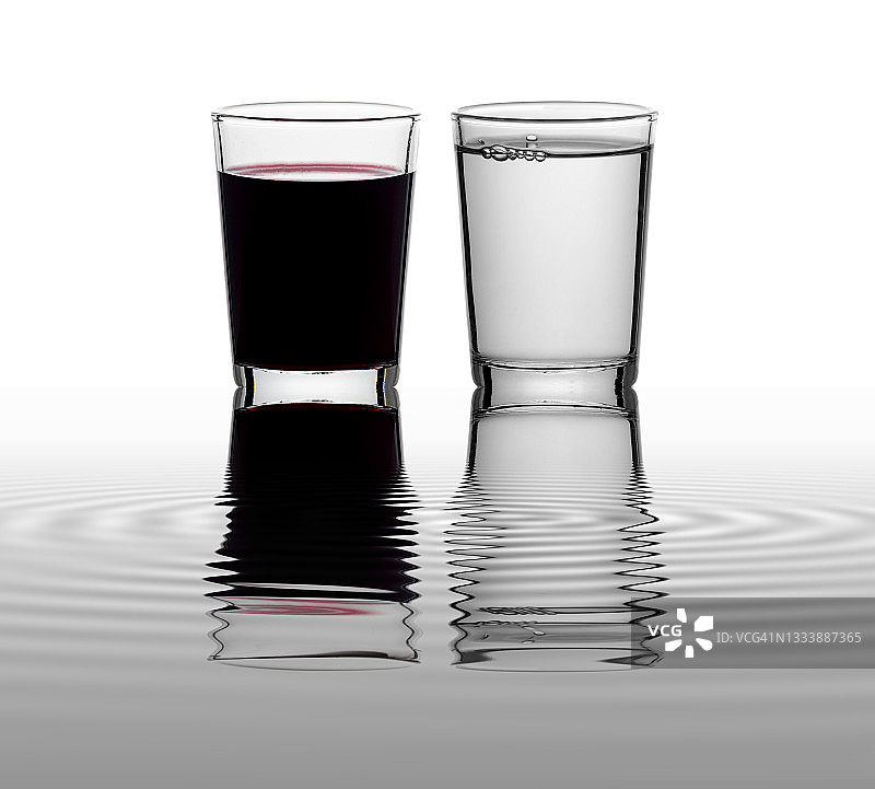 红酒杯和水杯图片素材