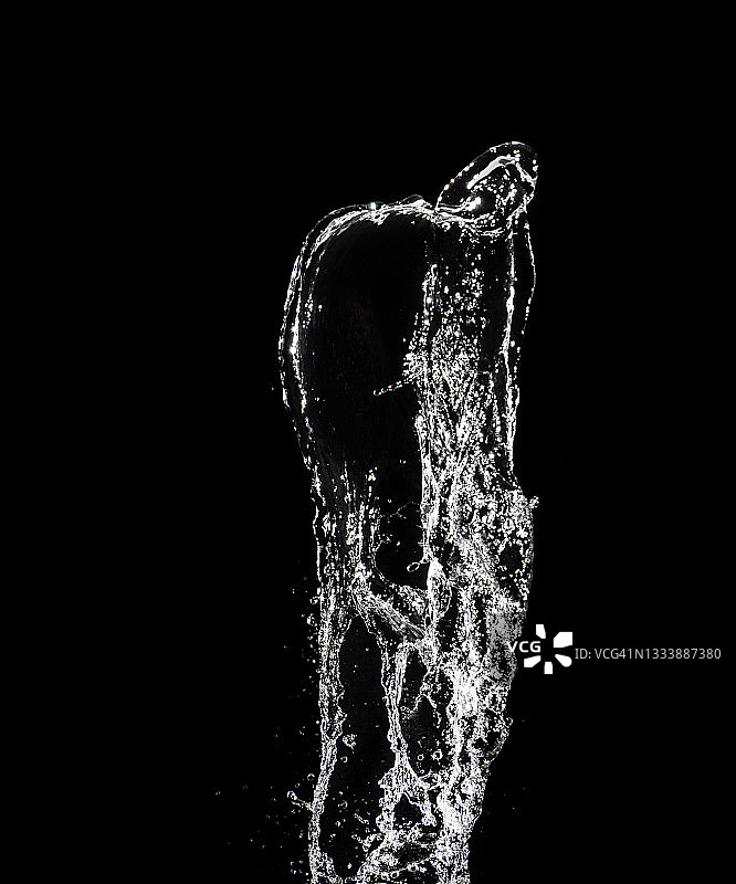 黑色背景上的水滴和飞溅图片素材