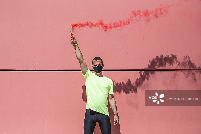 奔跑者手持红色烟雾弹图片素材