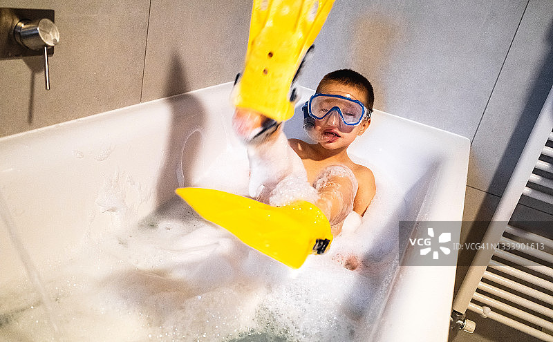 儿童在浴缸中潜水图片素材