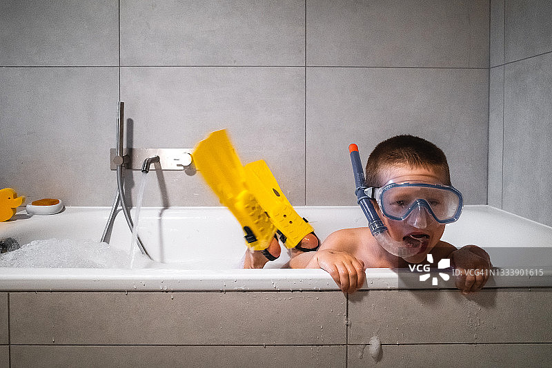 儿童在浴缸中潜水图片素材