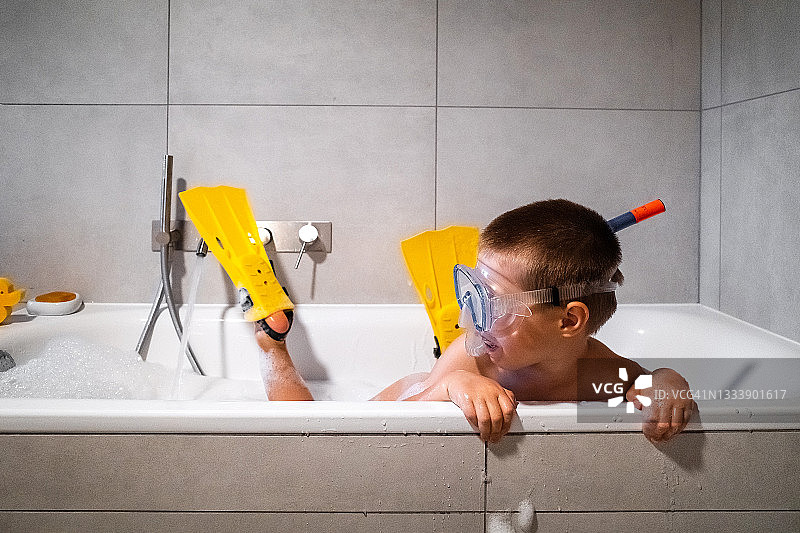 儿童在浴缸中潜水图片素材