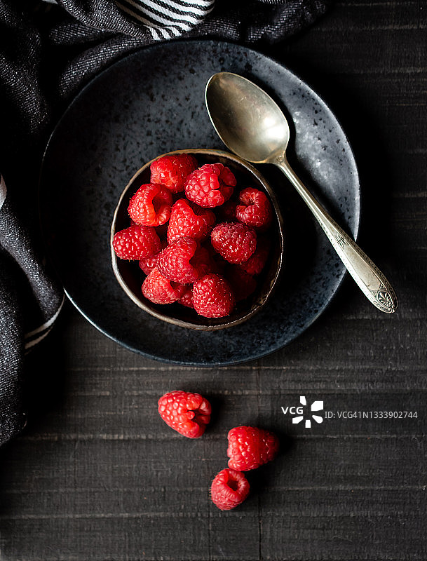 黑盘覆盆子，深色木纹背景图片素材