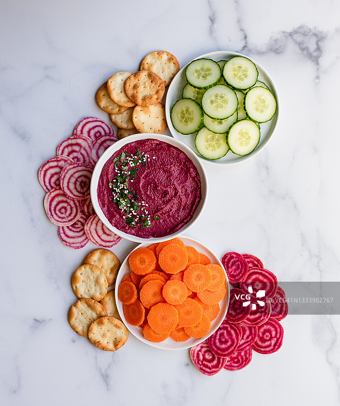 甜菜鹰嘴豆泥、蔬菜和饼干图片素材