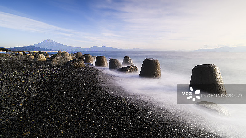 从海滩看到的富士山，静冈县，日本图片素材