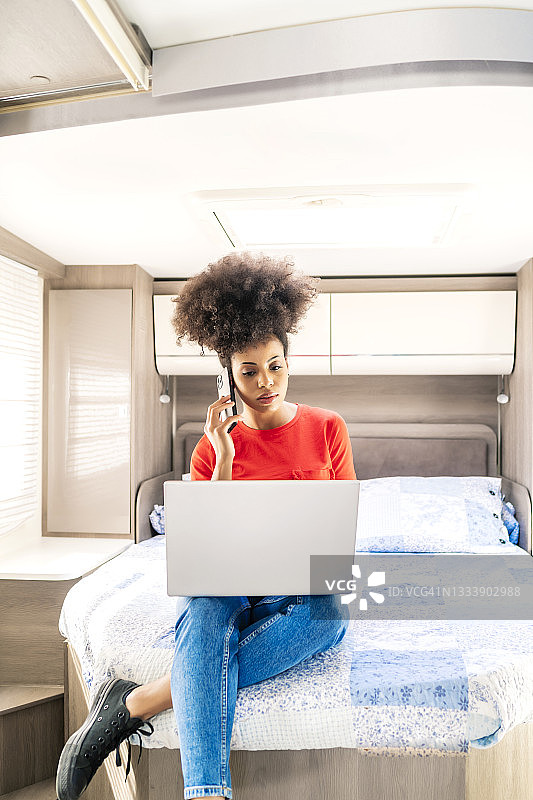 漂亮的非洲裔女人用电脑工作图片素材