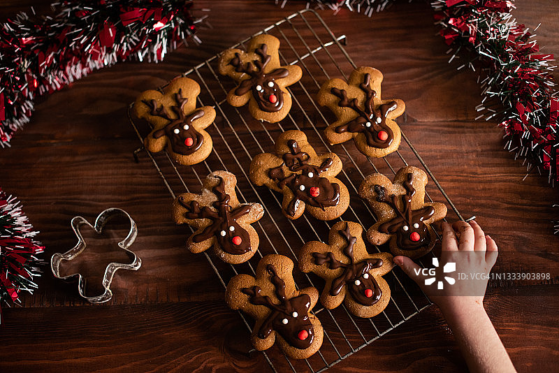 圣诞节节日驯鹿饼干和儿童小手图片素材