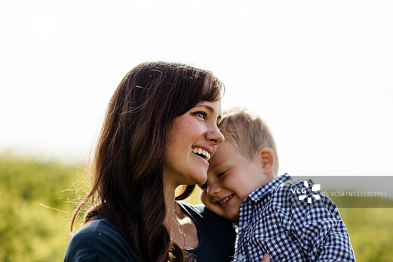 野花地里母子特写图片素材