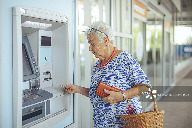 使用自动取款机图片素材