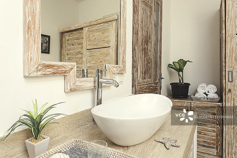 现代浴室的镜子和水槽图片素材