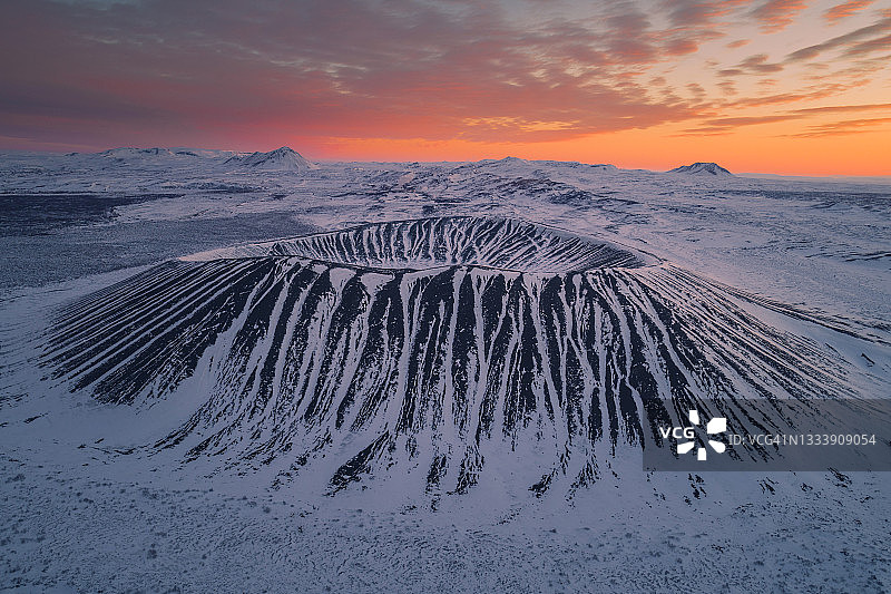 日出时分航拍的惠尔费火山坑图片素材